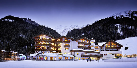 perfekte Lage in den verschneiten Hintertuxer Bergen: Das Adler Inn in Hintertux ©Foto: Mike Huber - Das Adler Inn Tyrol Mountain Resort)
